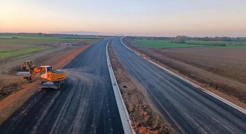 Csúszik az M6 és az A5 autópályák összekötése