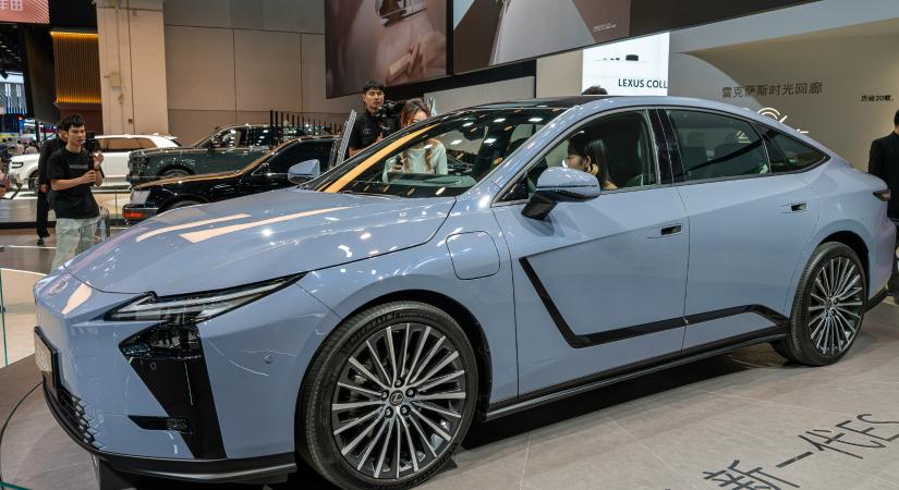 Elektromos változatot kap a Lexus népszerű szedánja
