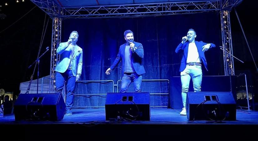 Ilyet még nem láttál! Politikusok szódavízzel, avagy ebben a zalai városban nem hervadnak el lányok