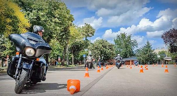 Jótékonysági nap és vezetéstechnikai tréning motorosoknak