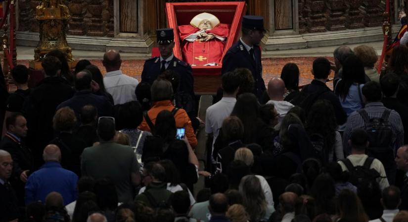 Már közel 130 ezren rótták le a tiszteletüket Ferenc pápa előtt a Szent Péter-bazilikában