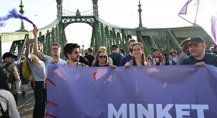 A Szabadság híd lezárásával tüntettek a gyülekezési törvény módosítása ellen
