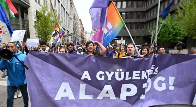 Az alaptörvény módosítása ellen tüntetett a Momentum az Országház előtt