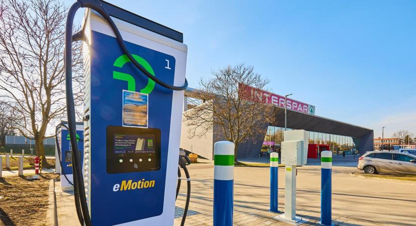 Egyre több SPAR-üzletnél tölthetőek az elektromos autók
