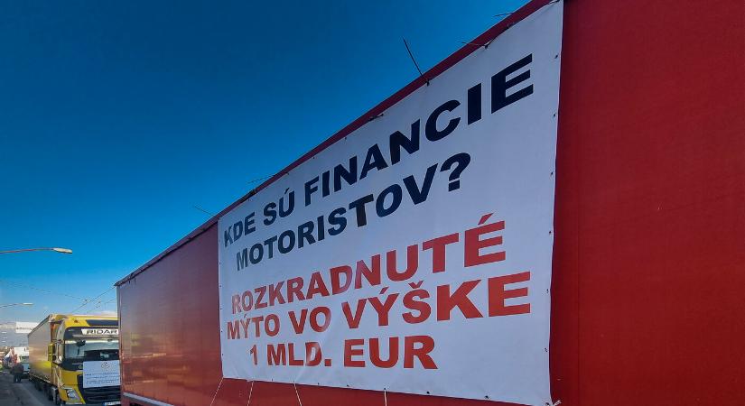 Júliustól 40 százalékkal emelkedik az útvám, a kamionosok blokáddal fenyegetnek