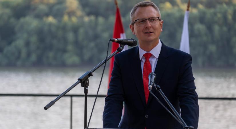 Egy rendőr arra kérte Rétvári Bencét, vegye le az ő fényképét a propagandaoldaláról