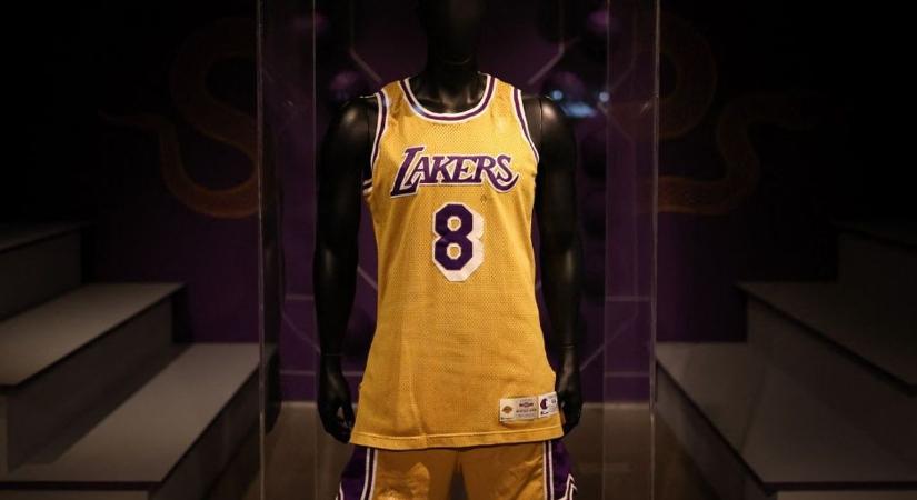 Elképesztő összeget fizettek Kobe Bryant első Lakers-mezéért