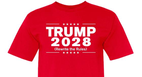 Bár nem is indulhat, mégis árulják már a „Trump 2028” feliratú pólókat az elnök webshopjában