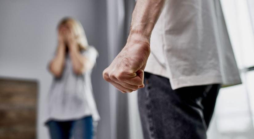 Eltörte anyja orrát és kirabolt két férfit - Ha beismeri, 9 évvel megúszhatja