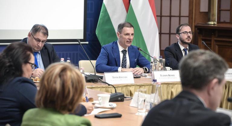 Egy törvénytervezet szerint a bíróságnak saját késlekedése esetén fizetnie kell a feleknek