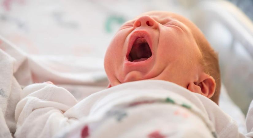 A baba sírni hagyásának veszélyei. Mit kockáztatnak a kisbabák szülei?