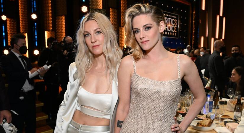 Kristen Stewart és menyasszonya nem hagyományos esküvői ruhában házasodtak össze