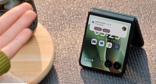 Motorola: itt a legerősebb Razr modell, és jön a márka rekord üzemidejű okosórája