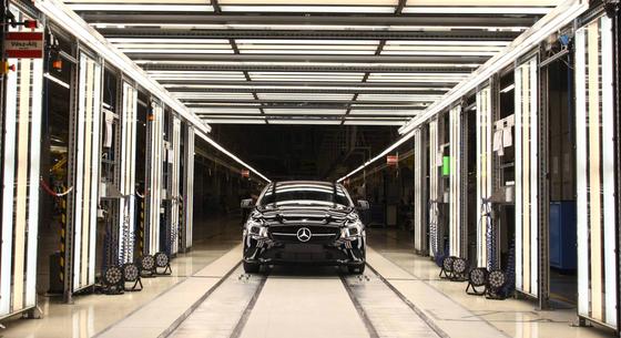 Többet dolgoznak kevesebb fizetésért, mégis kisebb bónuszt kaptak a Mercedes magyar munkavállalói