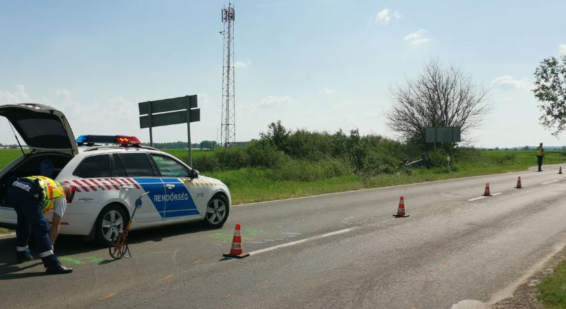 Fotókon mutatjuk az árokba borult autót