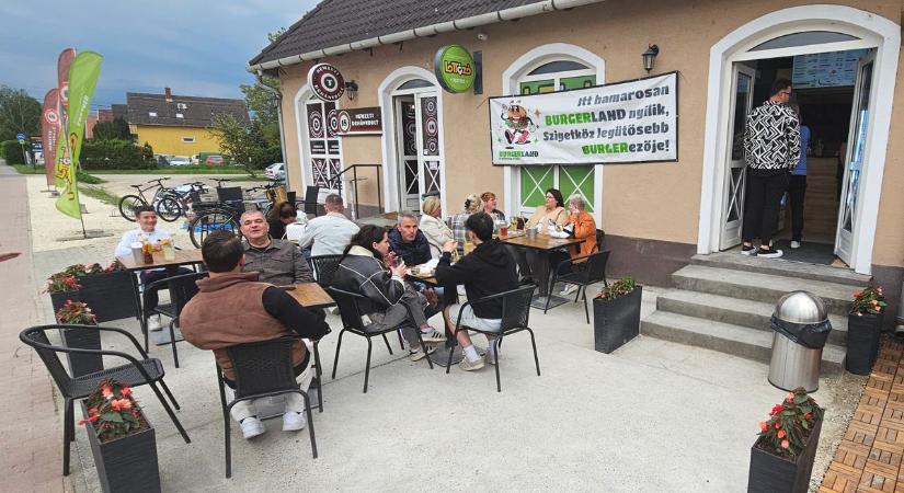 Új burgerező nyitott Győrújfalun - Megkóstoltuk a trendi hambit (fotók)