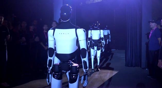 Trump a nem létező robothadseregnek is keresztbe tett