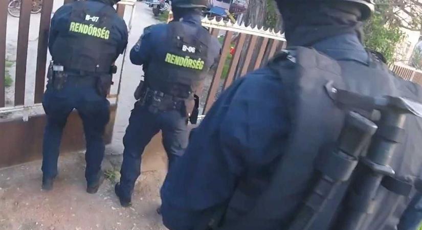 Hirtelen minden felbolydult a kunhegyesi utcában, amikor kommandósok jelentek meg az egyik kapuban