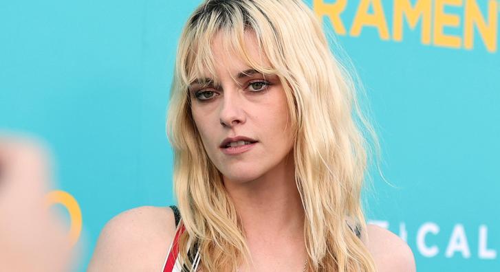 Kristen Stewart párja áttetsző ruhában állt oltár elé esküvőjükön, minden tekintetet magára szegezett