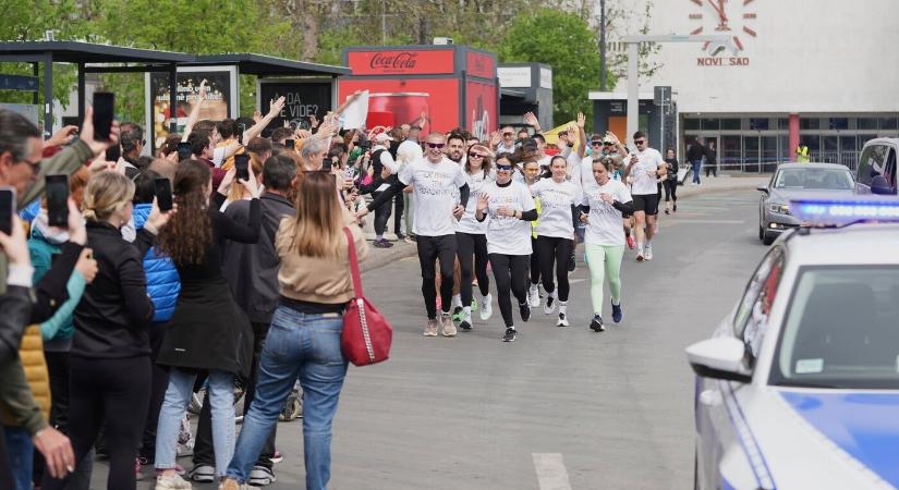 „A Nobel-díjasok tiszteletkört futnak“ – szerb egyetemisták több mint 1900 kilométert futnak Brüsszelig