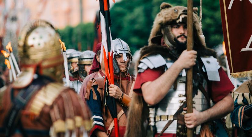 Csíkszeredára, Kolárovóra, Bánffyhunyadra, Kolozsvárra, Fülekre, Dunamocsra, Nagyváradra, Székelyudvarhelyre és Szabadkára is jutott abból a kulturális támogatásból, amiből a Savaria Karnevál idén kimaradt