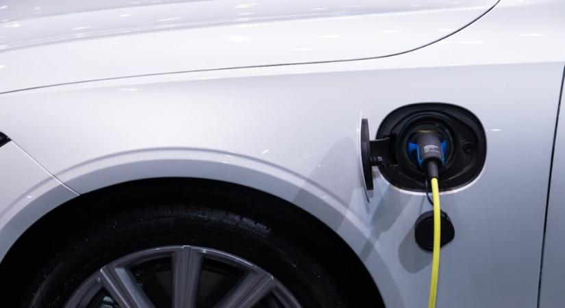 Nem csak az elektromos kelendő: növekszik a hibrid autók iránti érdeklődés is