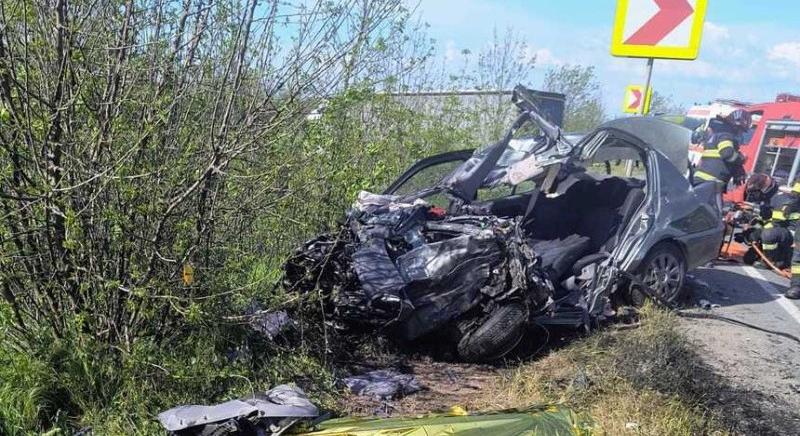 Egy nő meghalt, két gyermek súlyosan megsérült egy Arad megyei balesetben