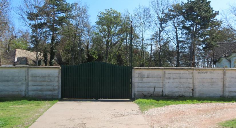 Elhagyatott szanatórium, kincseket rejtő kastély, bosszankodó lakók