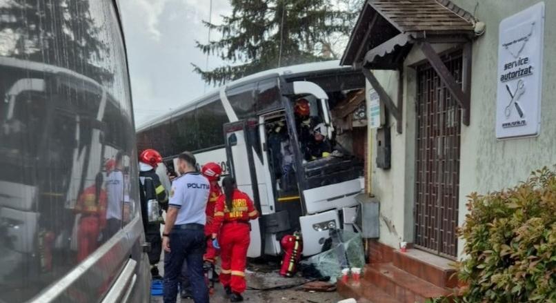 Háznak csapódott egy utasokkal teli autóbusz, a sofőr meghalt