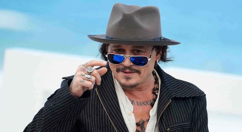Ősz hajjal és szakállal hódít Johnny Depp az új filmjében – Fotó!