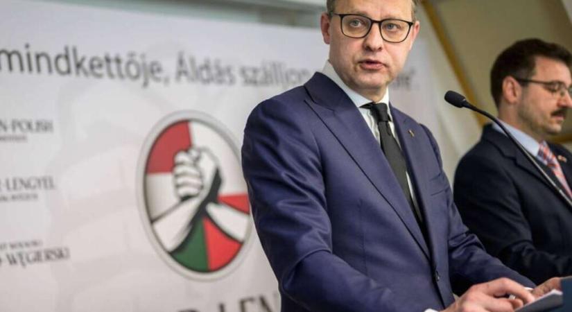 Orbán tényleg senkit nem hagy az út szélén – Az európai elfogatóparancs ellenére ‘zsíros-gyanús’ állást kapott a lengyel közszolga