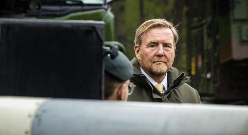A holland király az „állig való fegyverkezésre” szólított fel
