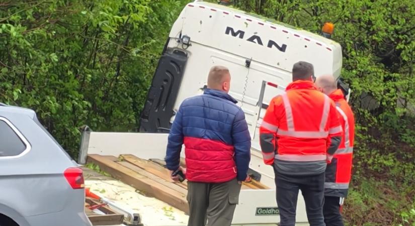 TRAGÉDIA: Árokba hajtott teherautójával, a helyszínen meghalt a sofőr