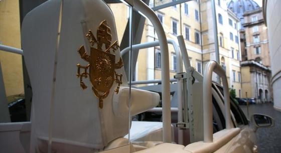 Kiderült, milyen autóval viszik majd Ferenc pápát a végső nyughelyére