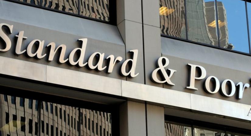 Negatívra rontotta Szlovákia osztályzatának kilátását az S&P