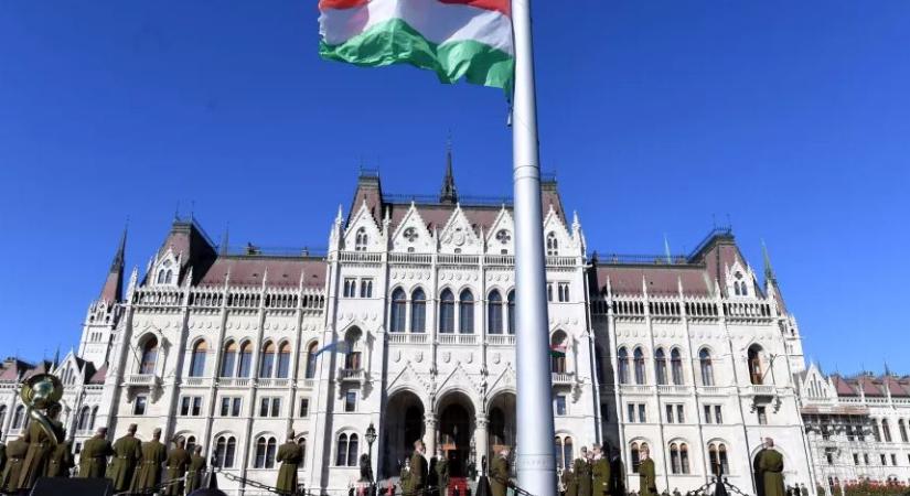 Gyásznap: félárbócon a nemzeti lobogó
