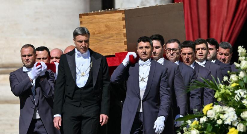 Ferenc pápa azt a kitaposott cipőt viseli a koporsóban, amiben végigjárta a világot