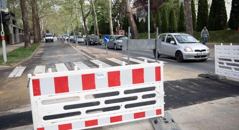Sávlezárás és lámpás irányítás a Platán soron közműépítés miatt