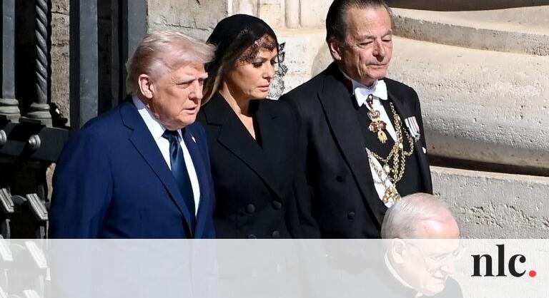 Donald és Melania Trump is búcsúzott Ferenc pápától: Melania fekete fátyolban hajtott fejet