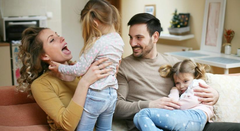 Introvertált és extrovertált párok: miért lehetnek ők a legharmonikusabb szülők?