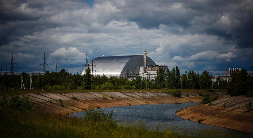 A csernobili atomkatasztrófa 39. évfordulóján a dróntámadásban megsérült védőpajzs helyreállítása jelent óriási kihívást