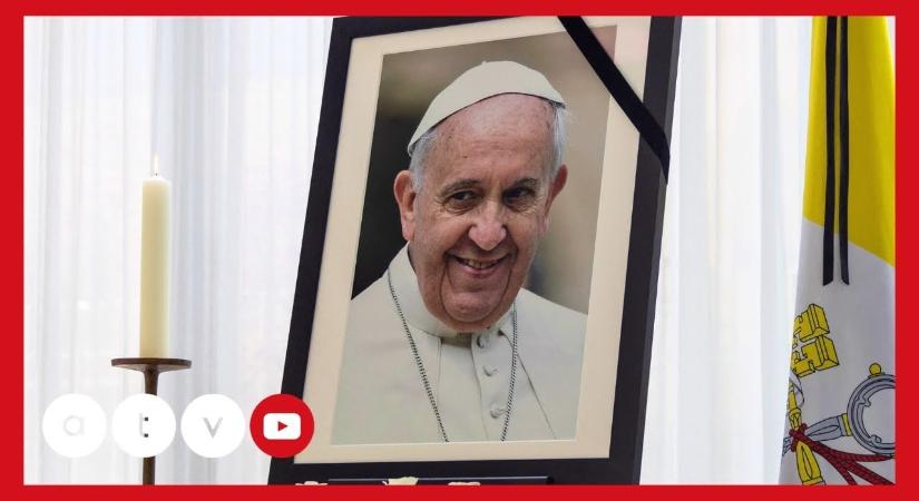 Átalakított pápamobilban szállítják a pápa koporsóját