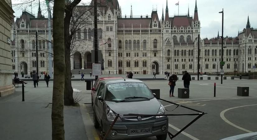 Amíg rácsok mögött ült Ferenc, a föld nyelte el a demonstráló kiautóját