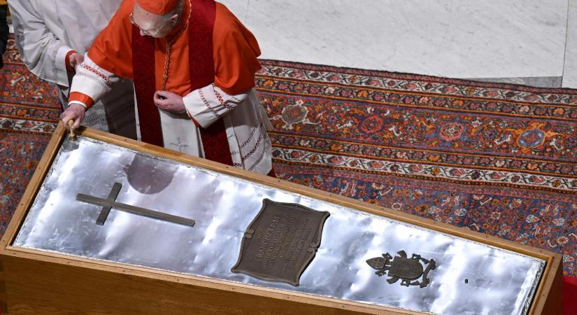 Hidakat építsünk, ne falakat - eltemették Ferenc pápát