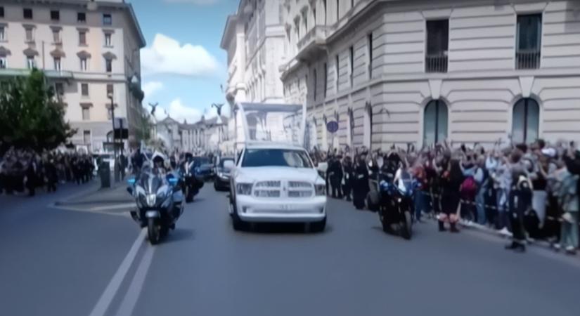 Elindult a pápa koporsóját szállító menet a Szent Péter térről