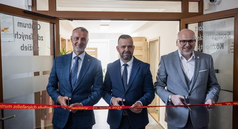 Richard Raši és Michal Kaliňák Nagykaposon – Új központok átadása
