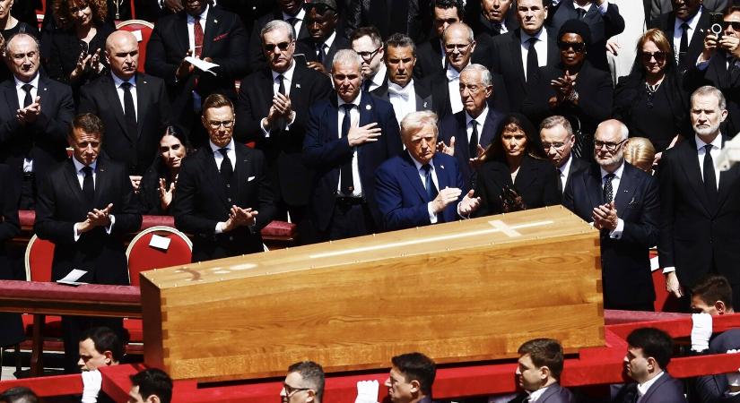 Megérkezett a Ferenc pápa koporsóját szállító menet a Santa Maria Maggiore-bazilikához