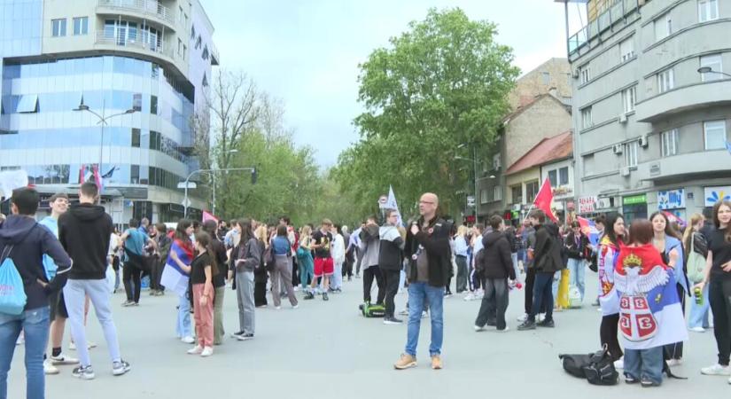Újvidéken a középiskolások tüntetnek