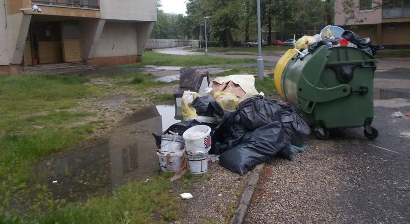 Szétdobált injekciós tűk, matrac a buszmegállóba – tízmilliókat vesznek el a várostól az illegális szemetelők – galériával