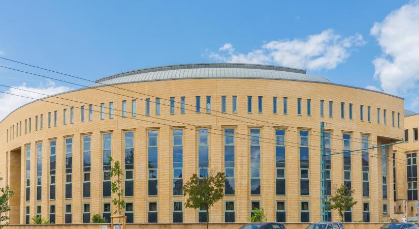Politikai támadásról beszél az Uzsoki Utcai Kórház főigazgatója, szerinte jogszerűen működik a VIP-osztály